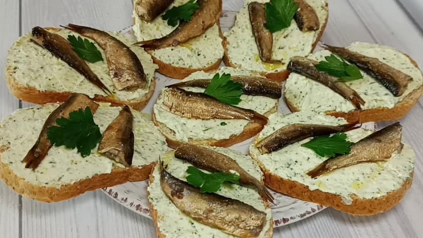 Бутерброды со шпротами, сырком и соленым огурцом видео рецепт