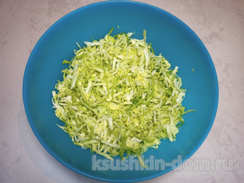 Свежий салат из капусты с сухариками 2