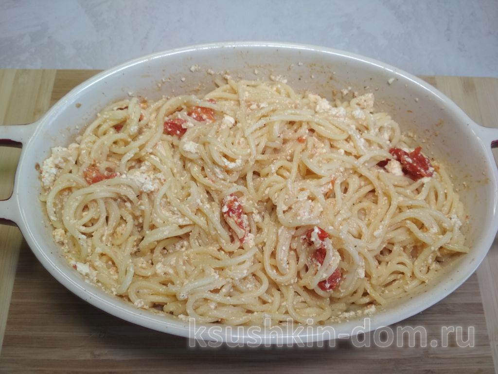 Спагетти с запеченной фетой и помидорами черри 8