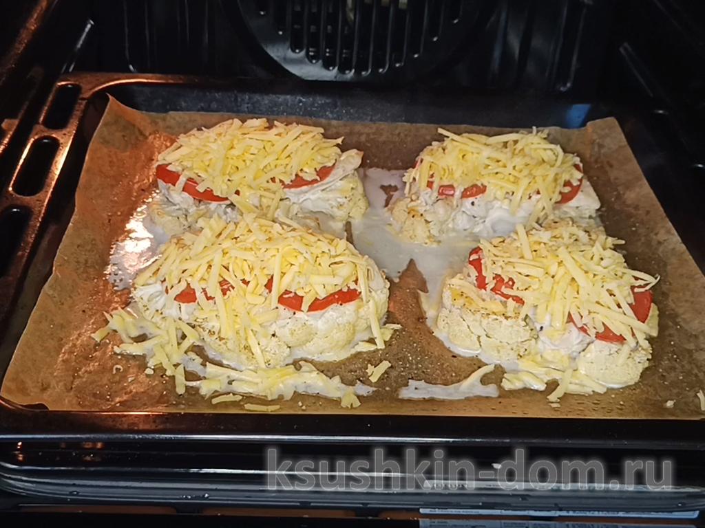 Стейк из цветной капусты с курицей, помидором и сыром 13